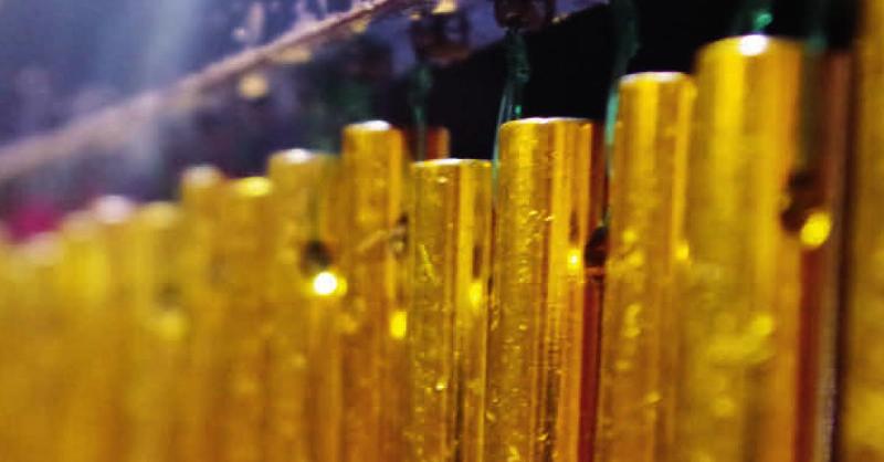 Jeune personne écoutant de la musique avec un casque dans un environnement urbain