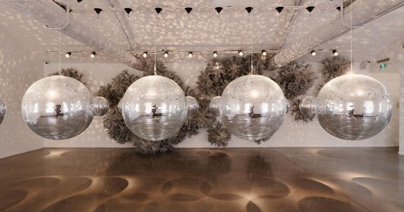 Vue d'ensemble d'une exposition de John Armleder dans un musée d'art moderne