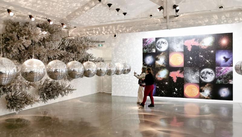 Installation de John Armleder avec des sculptures de meubles dans une galerie d'art contemporain