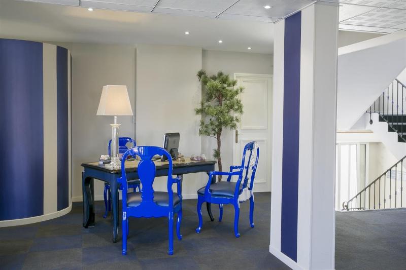 Femme souriante sirotant un café en terrasse à Paris, ambiance décontractée et ensoleillée