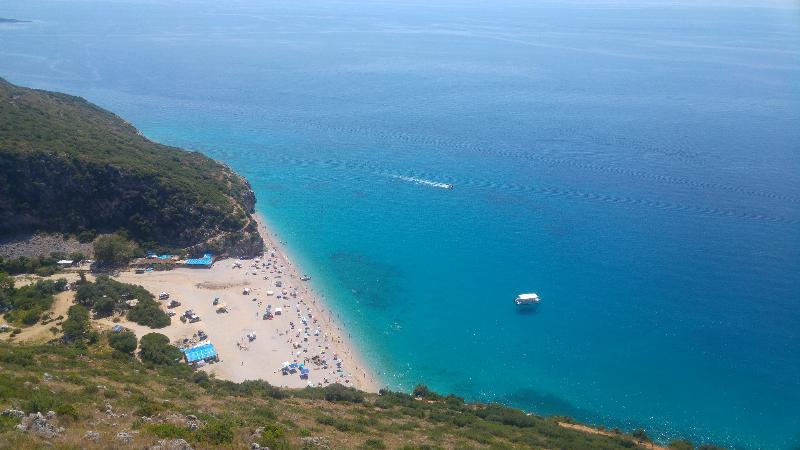 Personnes profitant d'un café en terrasse à la française, incarnant la joie de vivre, pour illustrer quelle fête aujourd hui en france