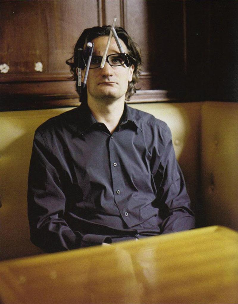 Jeune femme française savourant un café et un croissant en terrasse, incarnant la joie de vivre