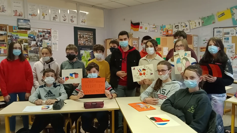 La Joie de Vivre Française autour d'un Repas Familial dans un Clermont-Ferrand Restaurant