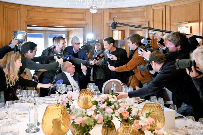 Les membres du jury du feu prix Goncourt en pleine discussion animée autour d'une table