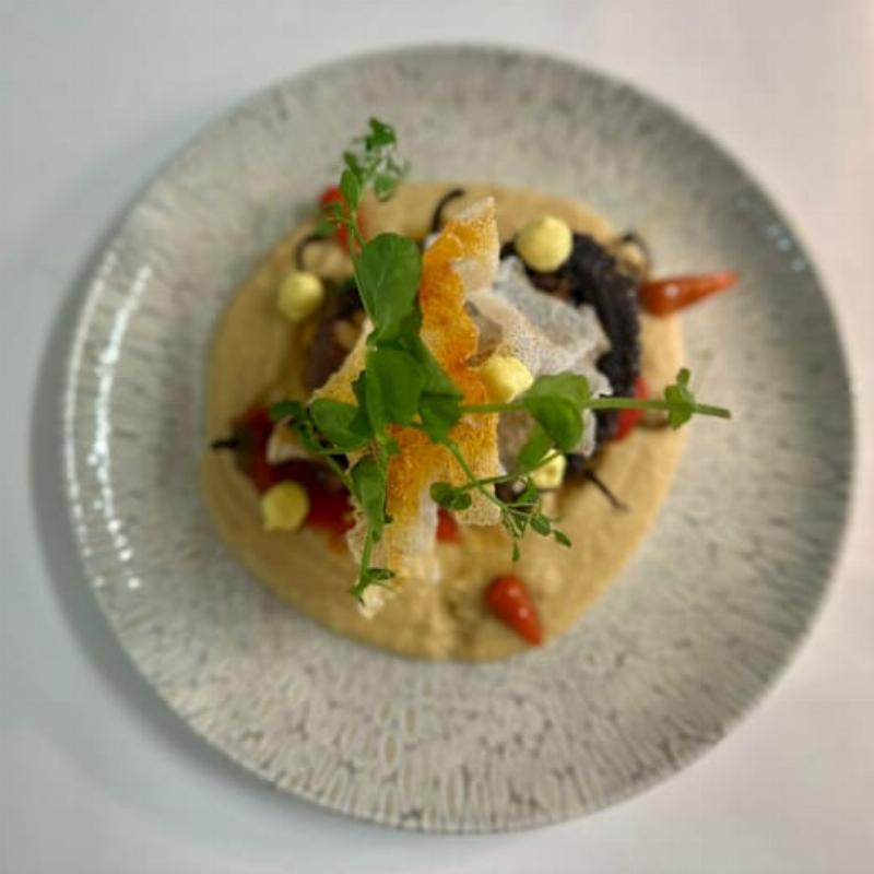 Une table magnifiquement dressée pour l'art de la table à la française, illustrant un repas familial traditionnel avec des mets délicats.