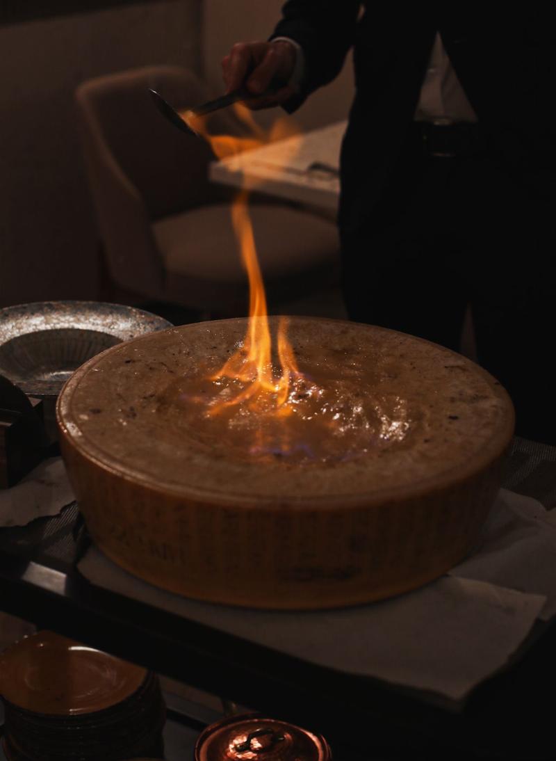 Des amis savourent l'art de vivre sur une terrasse de café parisien ensoleillée, reflet de la joie de vivre française.