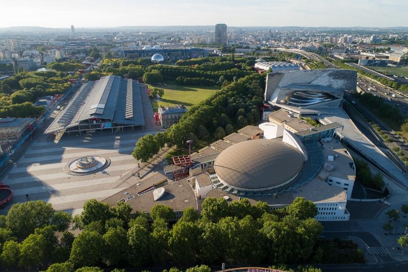 Architecture moderne de la Cité de la Musique et de la Philharmonie de Paris au Parc de la Villette