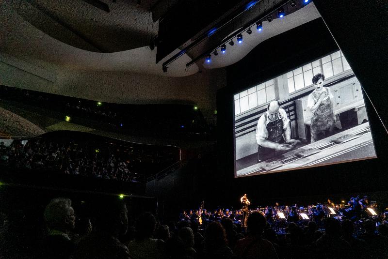 Scène de concert animée dans une salle de la Cité de la Musique avec orchestre