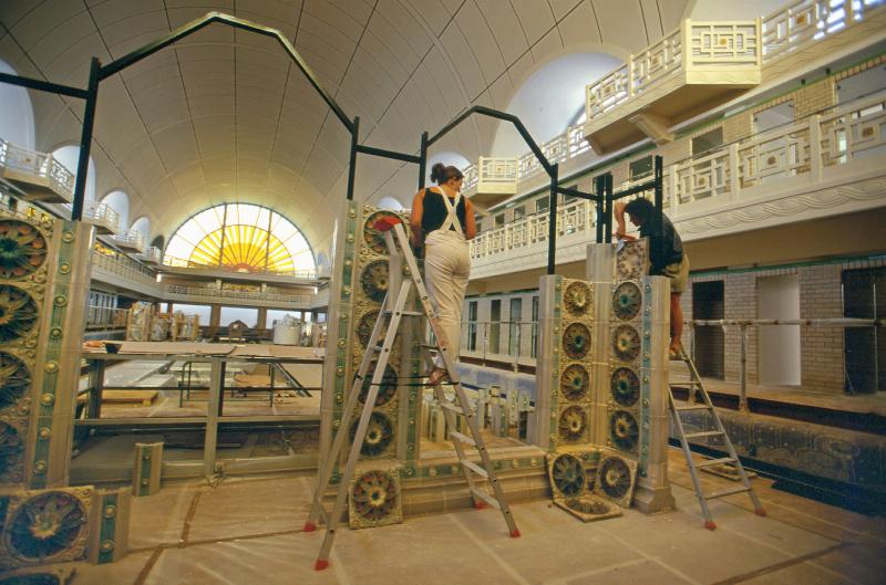 Collections textiles et céramiques de la piscine musée d art et d industrie