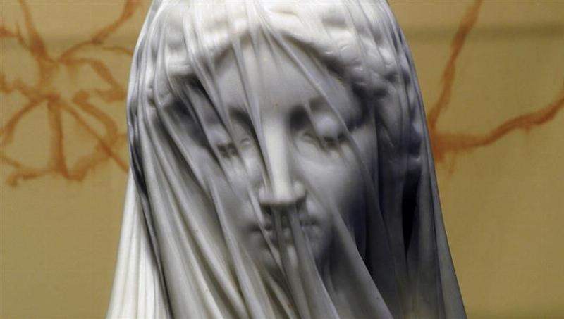La Vierge Voilée de Strazza, un chef-d'œuvre de délicatesse en marbre sculpté.