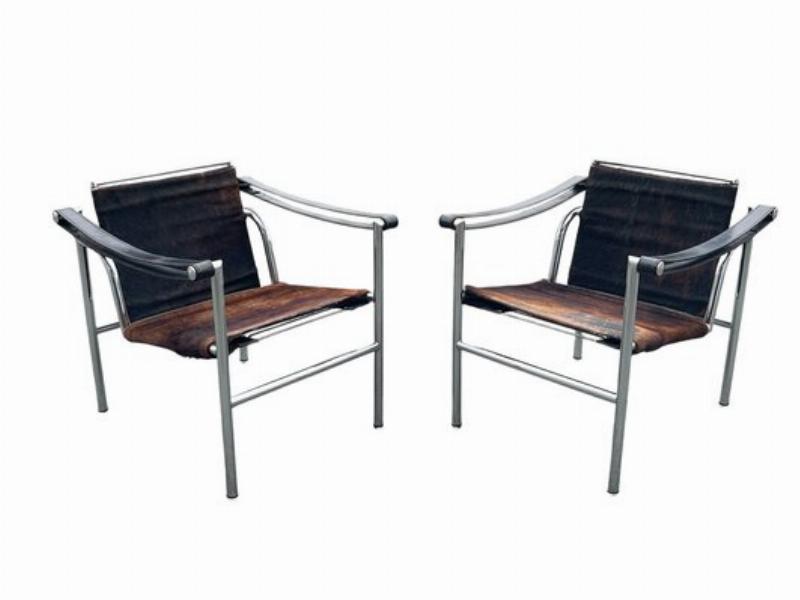 Gros plan sur les détails du fauteuil LC2 Le Corbusier : le cuir patiné et la structure en acier chromé