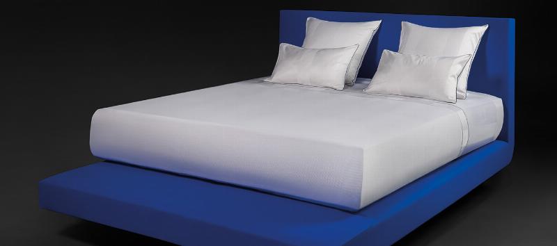 LC4 Chaise Longue Le Corbusier dans un intérieur de luxe moderne, avec vue sur la ville, un livre ouvert posé délicatement sur le matelas