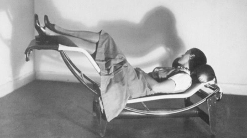 LC4 Le Corbusier: Une vue détaillée de la chaise longue, mettant en valeur son cadre tubulaire et son revêtement