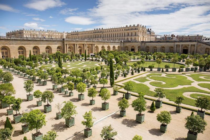 Vue panoramique du Château de Versailles, emblème de l'architecture classique française