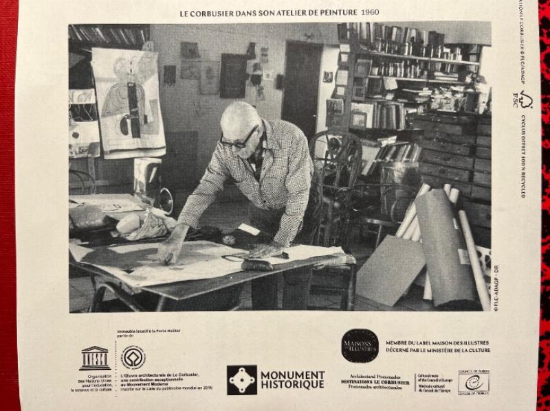 Intérieur lumineux de l'appartement-atelier de Le Corbusier avec pavés de verre