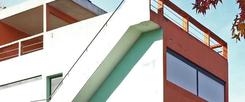 Une vue d'ensemble de la Cité Frugès à Pessac, mettant en valeur l'architecture moderniste de Le Corbusier à Bordeaux