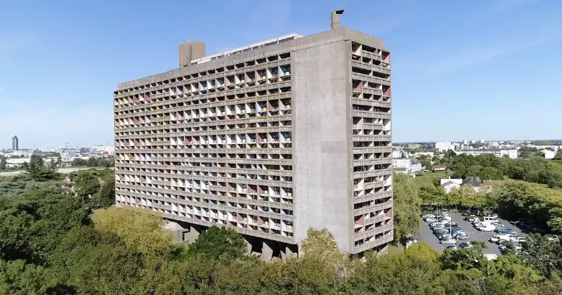 Vue aérienne du toit-jardin de l'Unité de Le Corbusier à Briey, avec des espaces verts