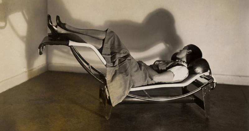 Le Corbusier Chaise Longue LC4 offrant un confort ergonomique et un design adaptable pour le repos