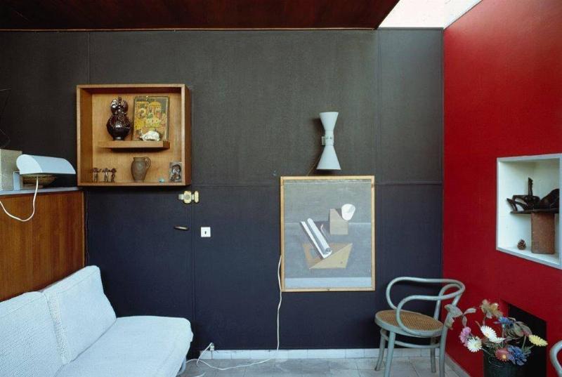 Le Corbusier et Charlotte Perriand travaillant ensemble dans leur atelier parisien