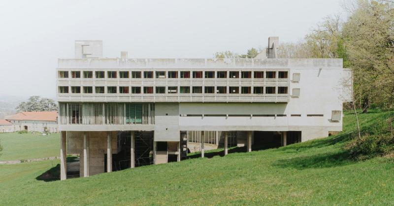 Le Corbusier Couvent de la Tourette à Éveux en béton brut sous un ciel nuageux