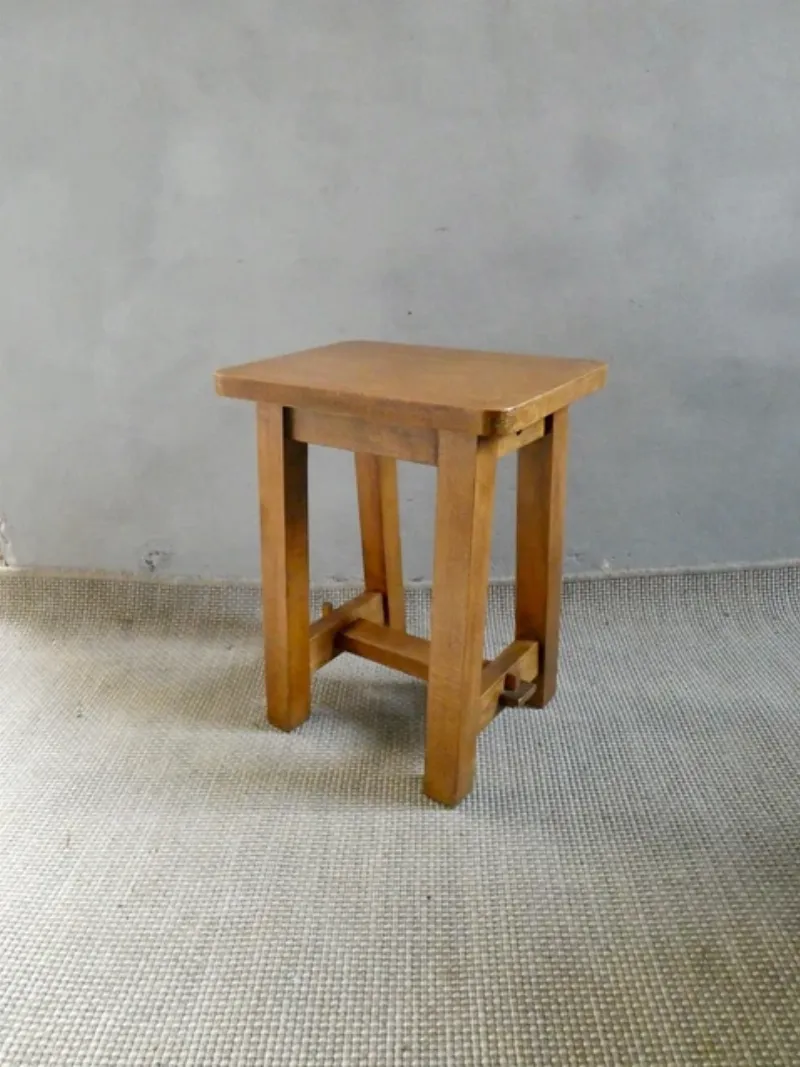 Le Corbusier Fauteuil LC4 : Structure en acier chromé et revêtement en cuir, illustrant le design industriel français