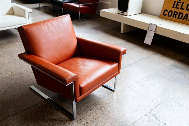 Fauteuil Le Corbusier LC2, structure tubulaire visible, design moderniste