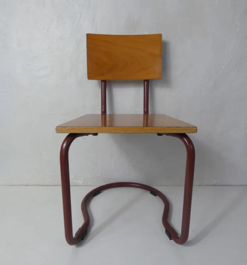 Le Corbusier LC4 authentique montrant la qualité des matériaux et l'artisanat précis avec son piétement en acier chromé et l'assise en cuir noir