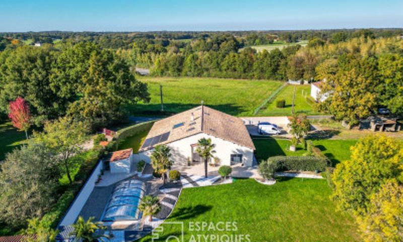 Élégant escalier en colimaçon de la Maison La Roche, baigné de lumière naturelle, symbole de mouvement moderniste