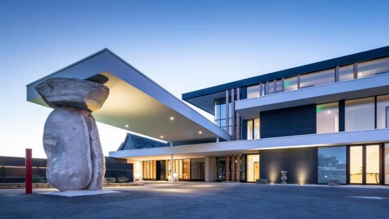L'intérieur de Le Corbusier Marseille, où le béton brut rencontre des touches de bois et des éclats de couleurs primaires