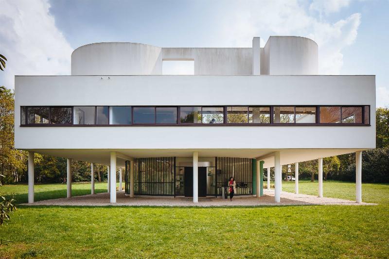 Photo de la Villa Savoye de Le Corbusier, architecture moderne à Poissy, France, soulignant les pilotis et le plan libre