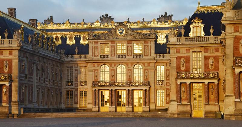 Une chambre luxueuse au Grand Contrôle Airelles Château de Versailles, évoquant le style de Louis XIV avec des détails historiques