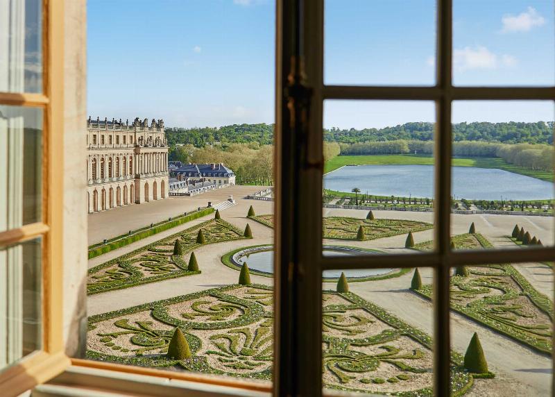 Façade élégante de Le Grand Contrôle, reflétant le luxe et l'histoire du Château de Versailles