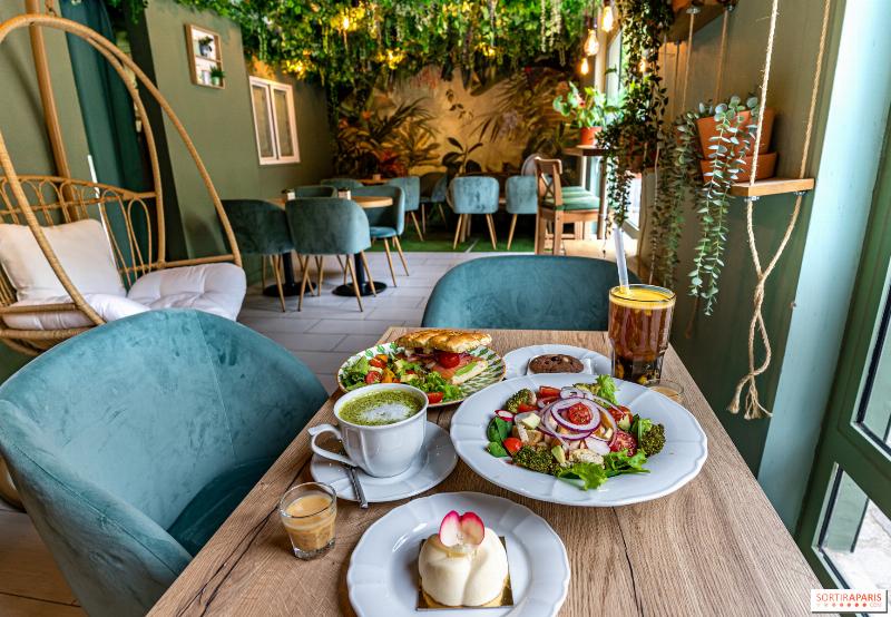 Un salon de lecture élégant au Grand Contrôle Airelles Château de Versailles, avec des livres anciens et des fauteuils confortables