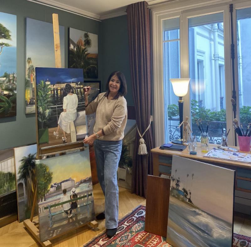 Un artiste peintre français travaillant dans son atelier lumineux, capturant l'essence de son art avec passion et précision.