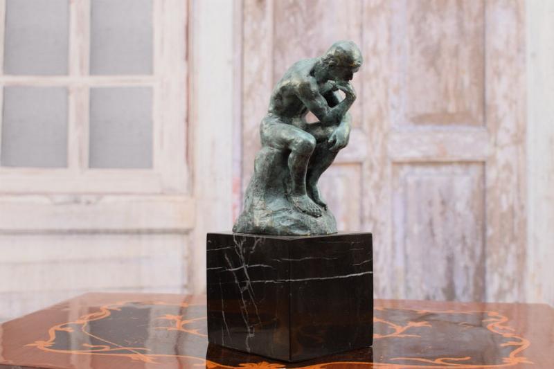 Statue Le Penseur originale d'Auguste Rodin en bronze, symbole de la contemplation et de la puissance intellectuelle.