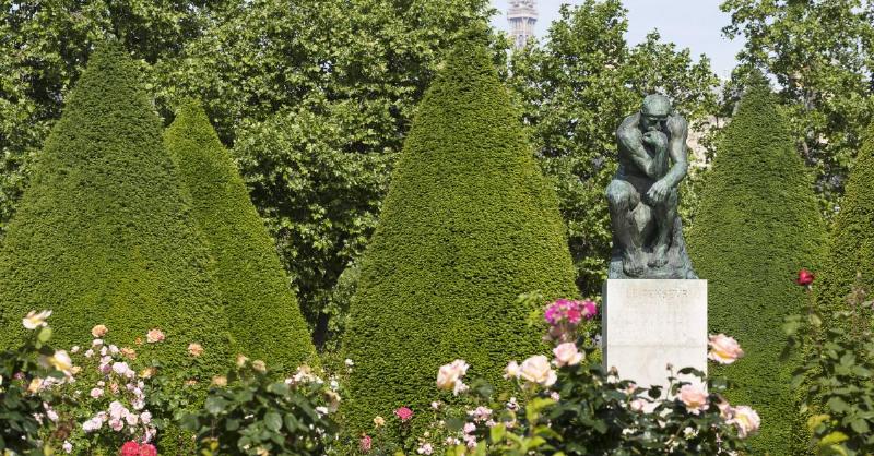 Le Penseur d'Auguste Rodin, une icône du sculpteur bronze français, symbole d'émotion et de réflexion profonde