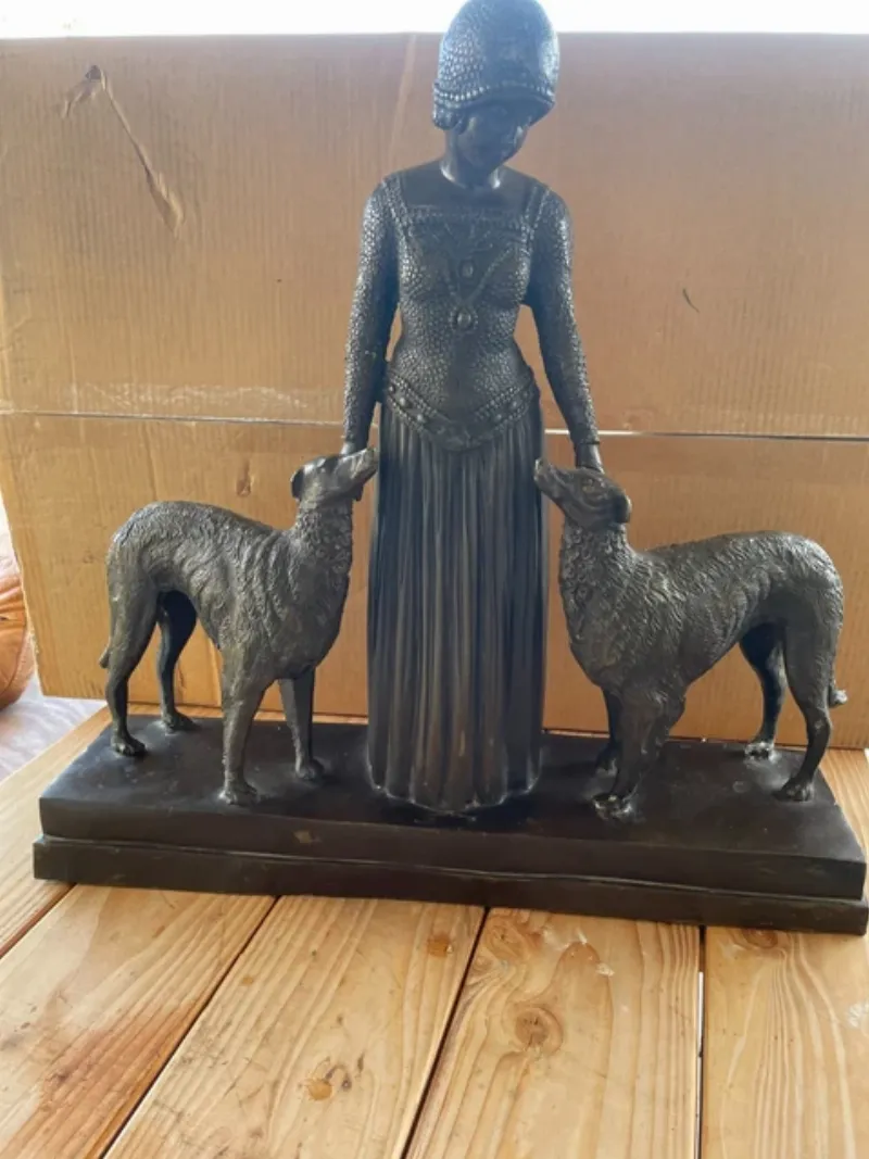 Lecourtier sculpteur incarnant la métamorphose de l'artiste moderne, navigant entre création et marché de l'art.