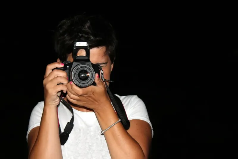 Un écrivain moderne trouve son inspiration dans les rues de Paris, capturant l'essence urbaine