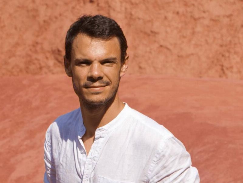 Un jeune lecteur moderne interagissant avec les classiques de la littérature française