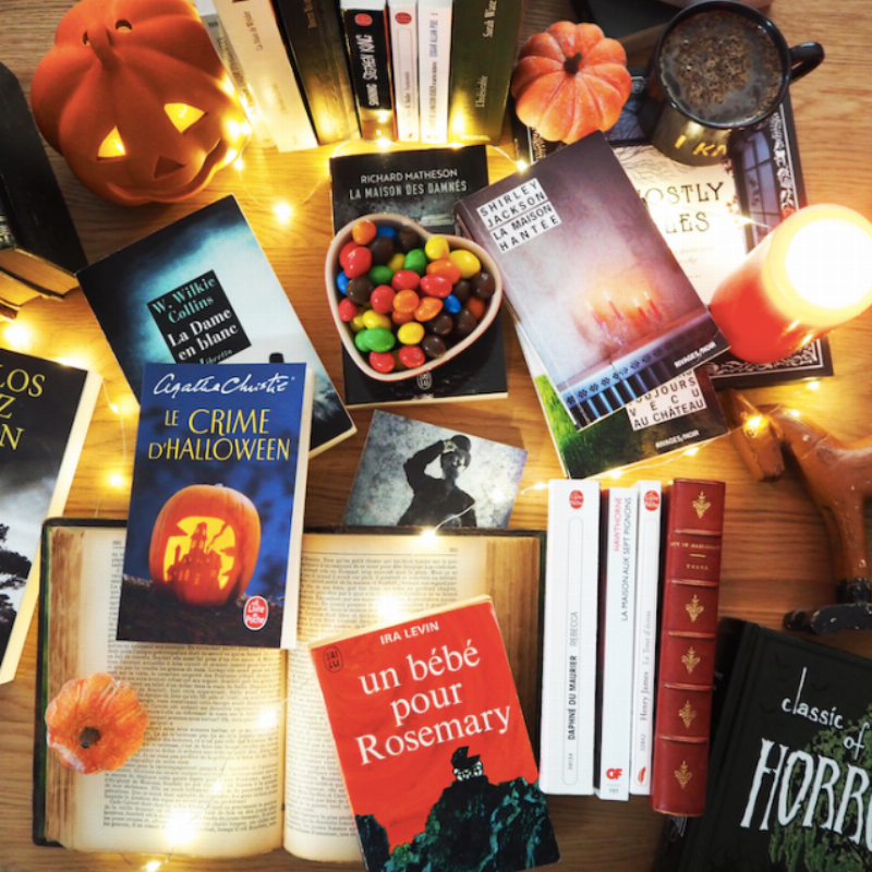 Lecteurs contemporains débattant d'œuvres littéraires françaises modernes