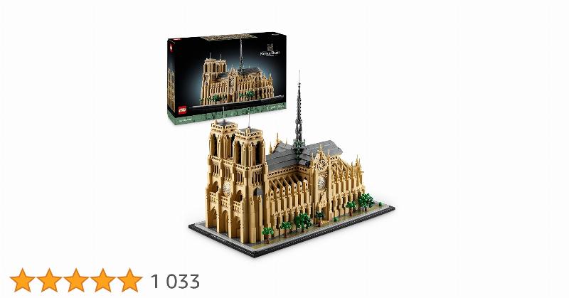 Vue de dessus d'un modèle LEGO de Notre-Dame de Paris en cours d'assemblage