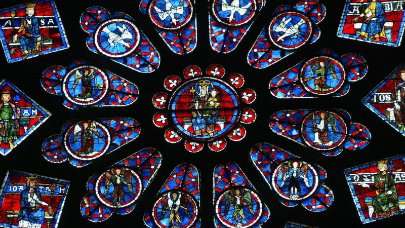 Vue rapprochée des vitraux LEGO de Notre-Dame de Paris