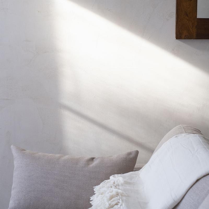 Limewash peinture traditionnelle à la chaux sur un mur ancien de maison provençale