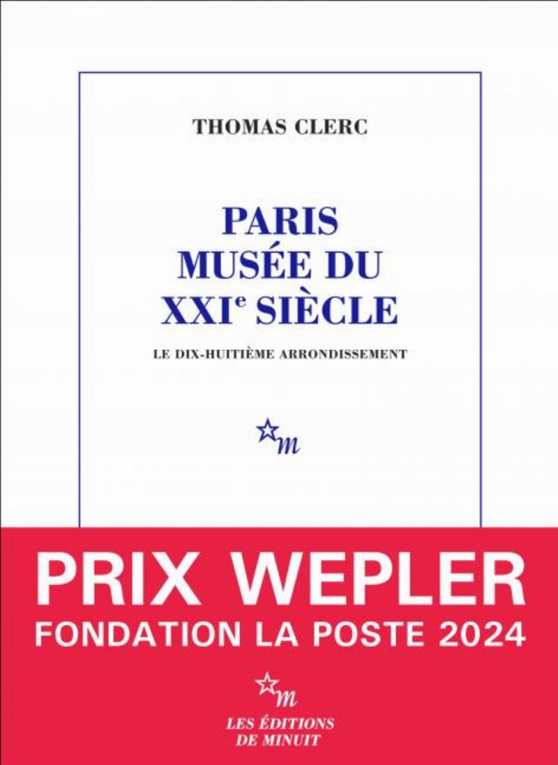 Un lecteur absorbé par un livre dans un café parisien, symbolisant l'impact de la littérature française actuelle