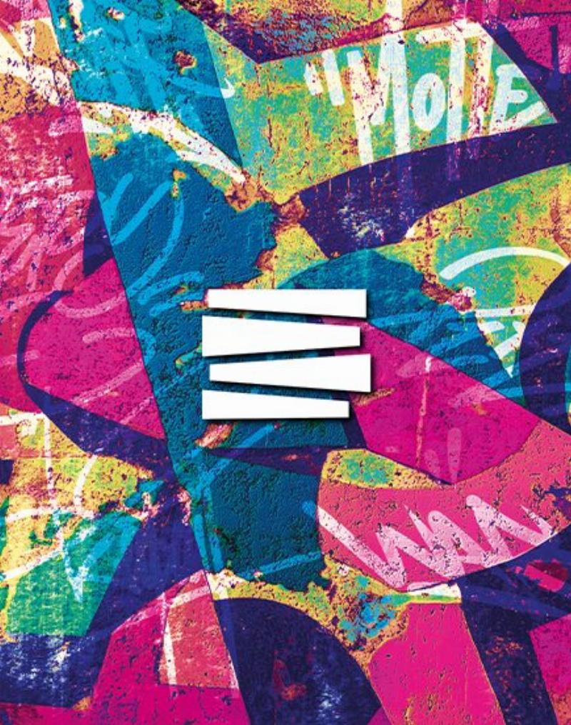 Une performance de live art capturant l'essence de la présence dans l'espace public