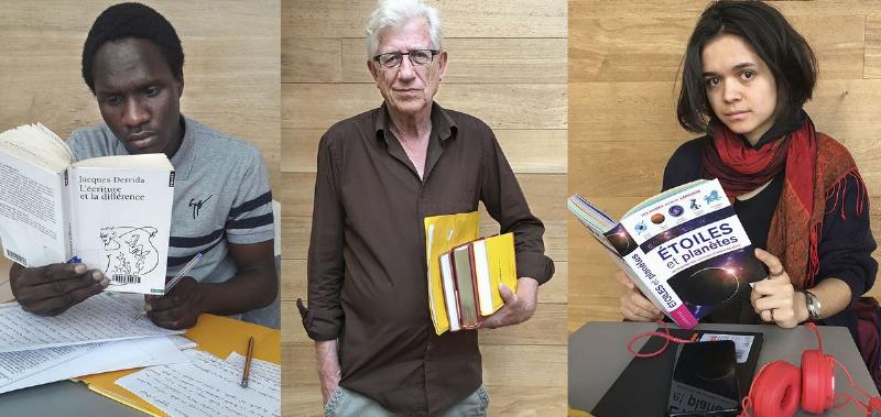 Une personne lisant un livre ouvert, avec des écouteurs et une partition de musique classique à proximité, ambiance studieuse