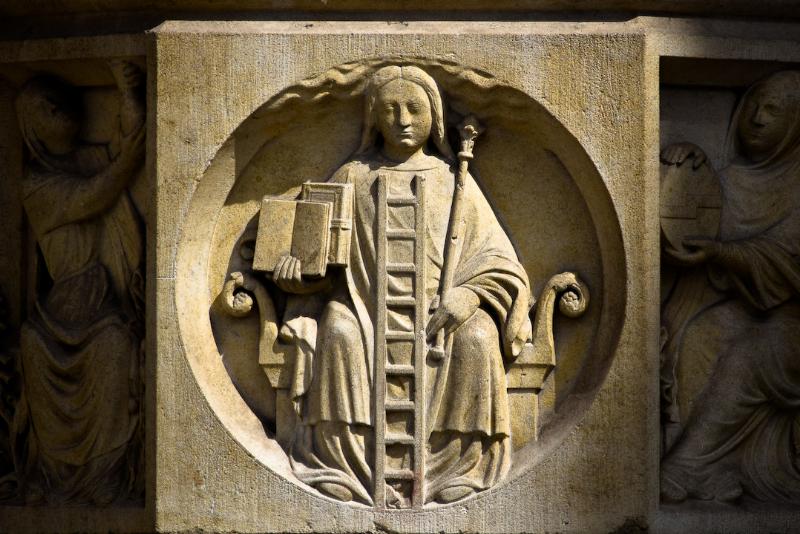 Livre ouvert symbolisant la sagesse et Notre-Dame, lien entre art, histoire et philosophie des Lumières