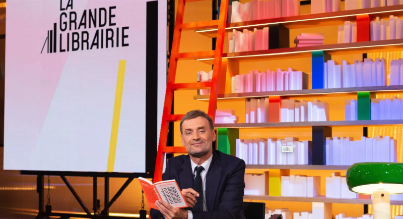 Livre sur la reconstruction Notre-Dame 2024, artisans français à l'œuvre, symboles de l'héritage