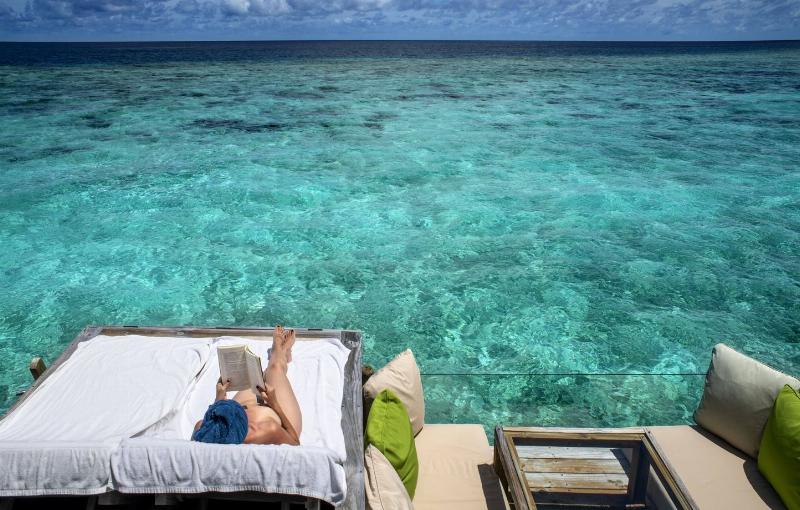 Pile de livres Goncourt 2022, lecteur passionné, ambiance cozy