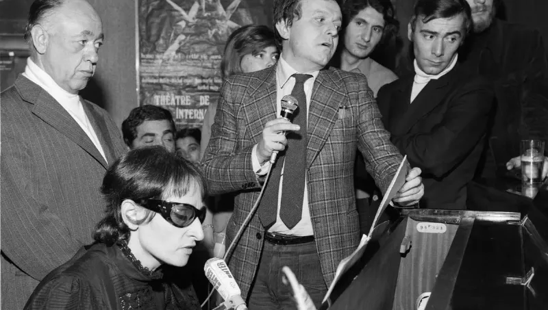 Le logo de Radio France Musique entouré d'auditeurs enthousiastes écoutant un programme